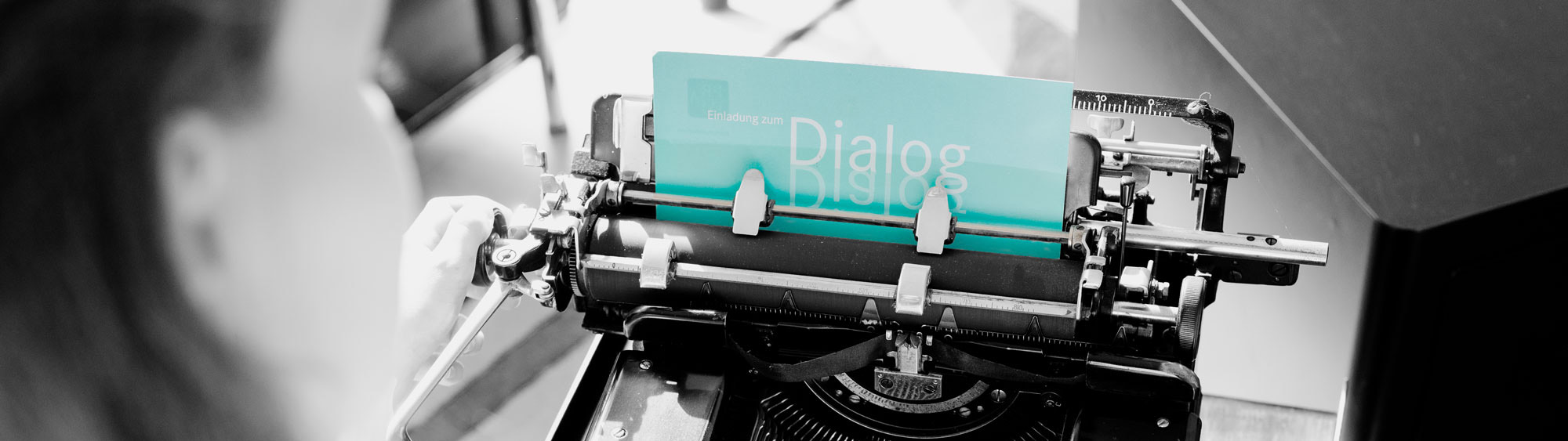 PRIMA Dialog – alte Schreibmaschine mit buntem Blatt Papier